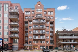 144-48 Roosevelt Ave in Flushing, NY - Foto de edificio - Building Photo