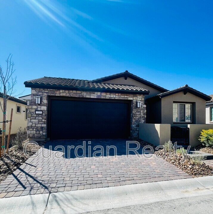 223 Sun Glaze Ave in Henderson, NV - Foto de edificio