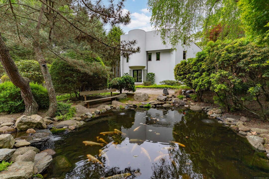 4 Landmark Terrace in Woodbridge, CT - Building Photo