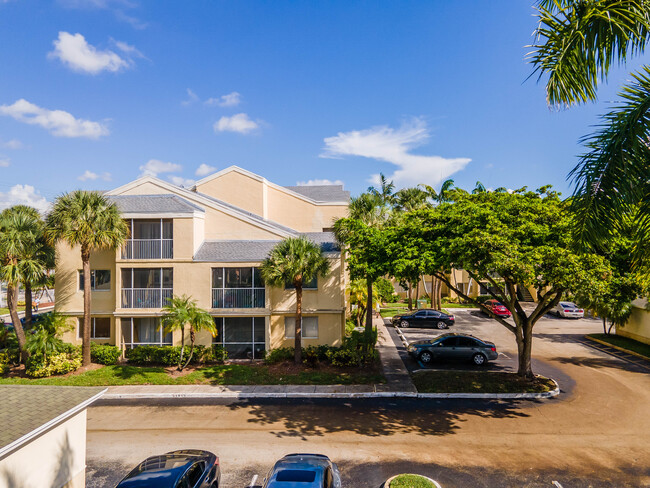 Sun Vista Gardens in Tamarac, FL - Foto de edificio - Building Photo