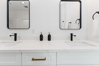 3040 Webster St in Houston, TX - Building Photo - Building Photo