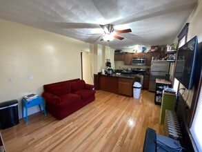 221 Holland St in Somerville, MA - Foto de edificio - Building Photo