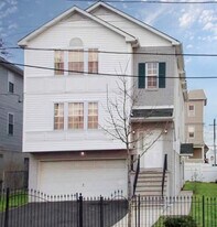 212 Ridgewood Ave, Unit First floor in Newark, NJ - Building Photo