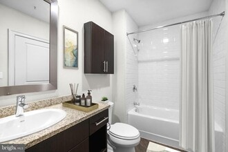 242 N Christopher Columbus Blvd, Unit 207 in Philadelphia, PA - Building Photo - Building Photo
