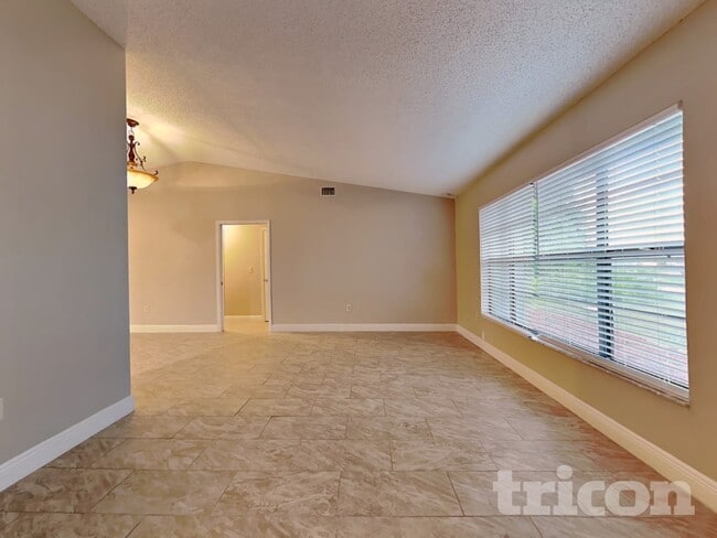 488 Northview St in Port Charlotte, FL - Foto de edificio - Building Photo