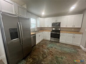 661 W Austin St in Luling, TX - Building Photo - Building Photo