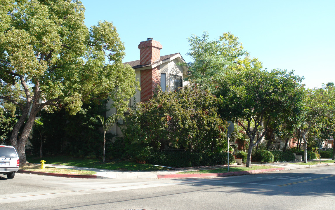 240 N Adams St in Glendale, CA - Foto de edificio