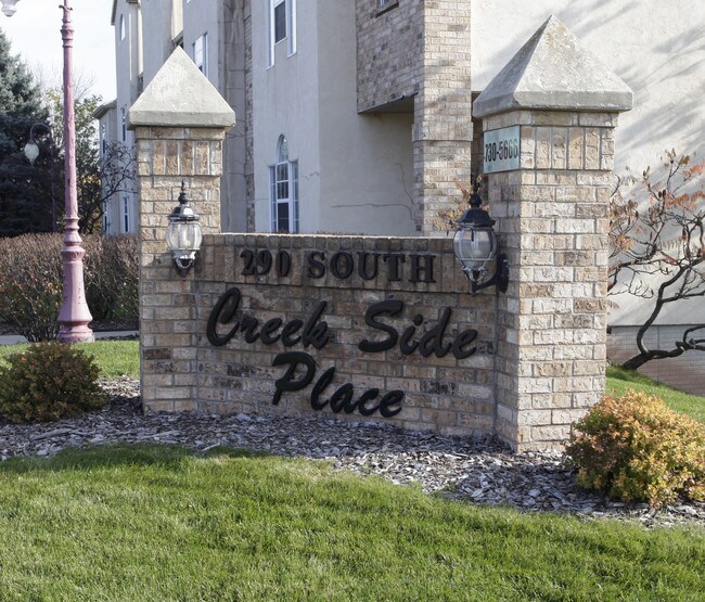 College Court in Appleton, WI - Foto de edificio - Building Photo