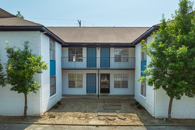 University Crossings in Memphis, TN - Foto de edificio - Building Photo