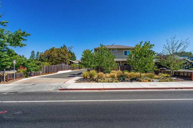 Sonoma Village Lane in Sonoma, CA - Building Photo - Building Photo