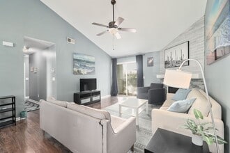 553 Beechcraft St in Charleston, SC - Building Photo - Building Photo