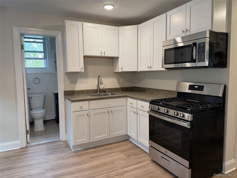 32 Ketchum Rd in Warwick, NY - Building Photo