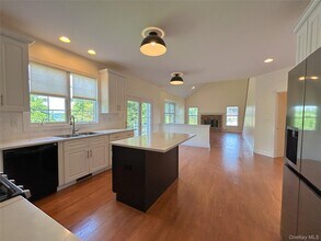101 Sunflower Cir in Wappingers Falls, NY - Building Photo - Building Photo