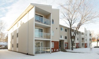 10842 107th St NW in Edmonton, AB - Building Photo