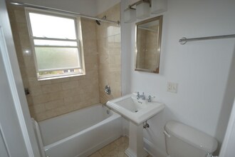 4427 N Rockwell St, Unit 4414-2 in Chicago, IL - Building Photo - Building Photo