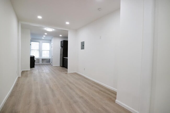 72-27 68th St in Queens, NY - Building Photo - Building Photo
