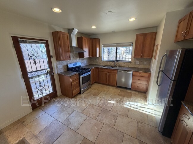 921 Dartmouth Dr NE in Albuquerque, NM - Building Photo - Building Photo