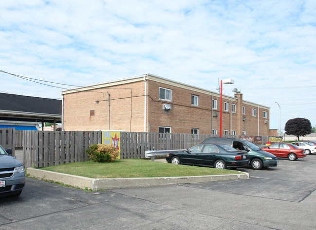 17 S Wolf Rd in Melrose Park, IL - Building Photo - Building Photo