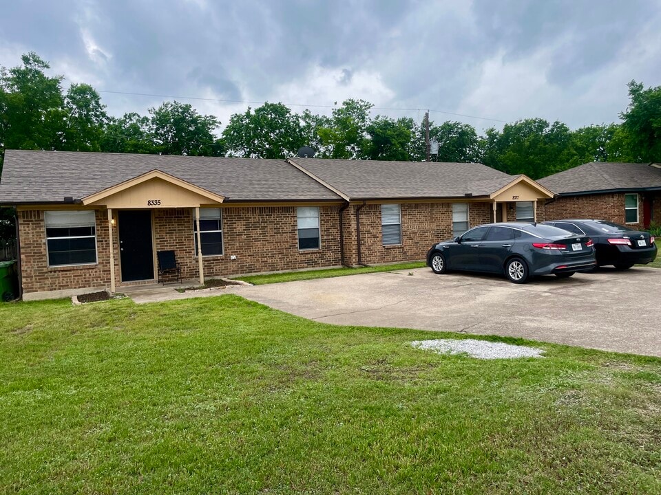 8337 Clifford St in White Settlement, TX - Foto de edificio