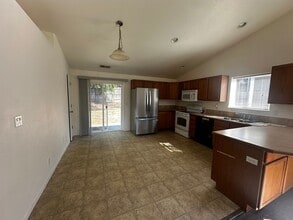 995 Rolling Hills Rd in Roseburg, OR - Building Photo - Building Photo