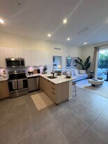 2170 NE 168th St, Unit A4 in North Miami Beach, FL - Building Photo