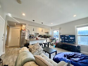 77 Linden St, Unit 2 in Boston, MA - Foto de edificio - Building Photo