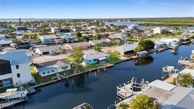 2758 Bruce St in Matlacha, FL - Building Photo - Building Photo