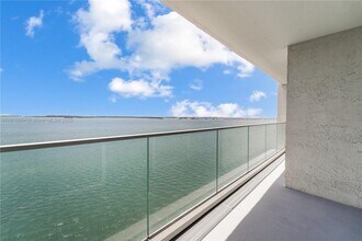 800 Claughton Island Dr in Miami, FL - Building Photo - Building Photo