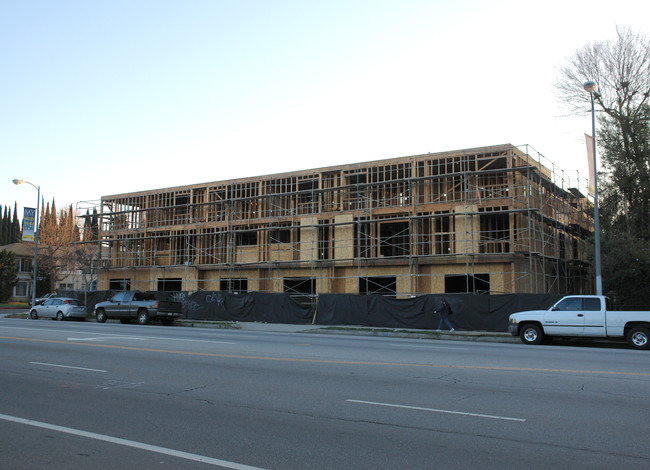 5056 Laurel Canyon Blvd in Valley Village, CA - Foto de edificio - Building Photo