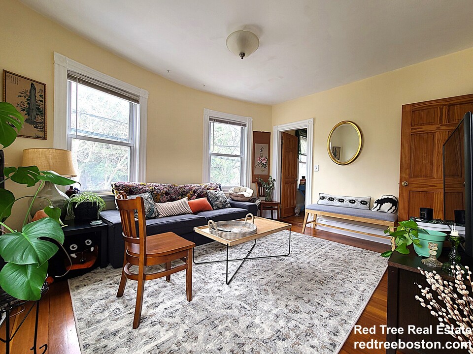 215 Cypress St, Unit 2 in Brookline, MA - Building Photo