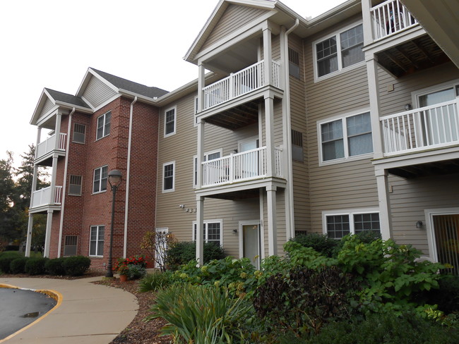 Willowbrook Place in Thiensville, WI - Foto de edificio - Building Photo