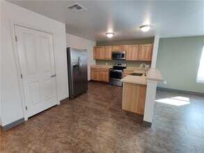 702 W 6th St in Taylor, TX - Foto de edificio - Building Photo