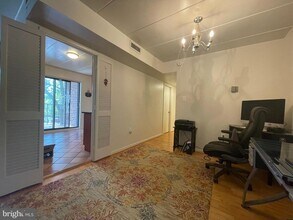 132 Roberts Ln in Alexandria, VA - Foto de edificio - Building Photo
