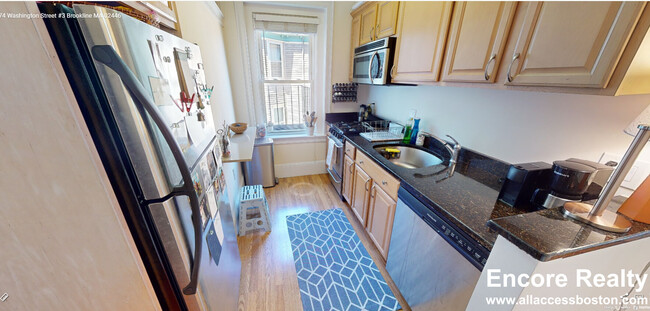 674 Washington St, Unit #2 in Brookline, MA - Foto de edificio - Building Photo