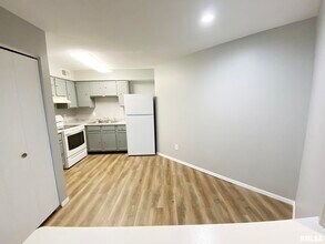 5905 W Ridgecrest Dr in Peoria, IL - Building Photo - Building Photo