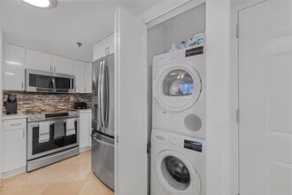 540 Brickell Key Dr in Miami, FL - Foto de edificio - Building Photo