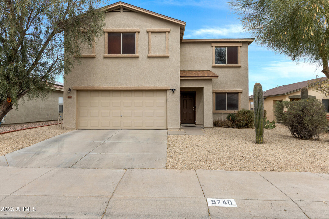 5740 E Sunrise Cir in Florence, AZ - Building Photo