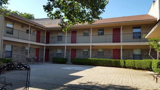 Gateway Apartments in Pilot Point, TX - Foto de edificio - Building Photo