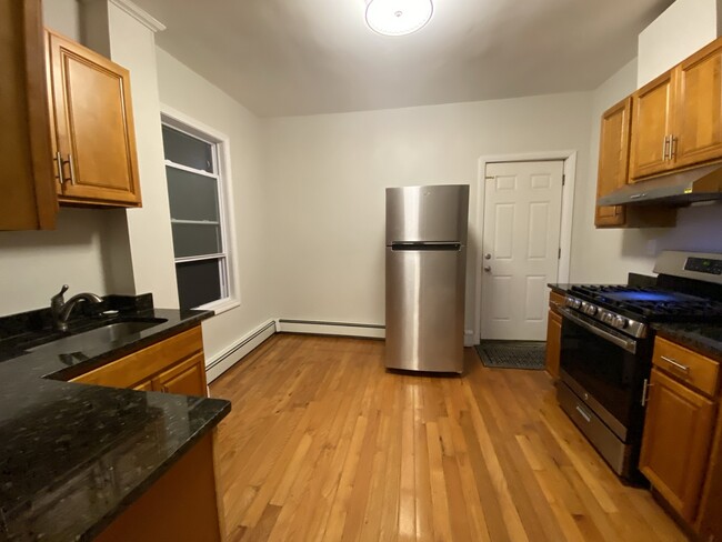 42 Waugh St, Unit #2 in Lowell, MA - Building Photo - Building Photo