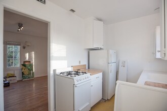 2021 Rodney Dr in Los Angeles, CA - Building Photo - Building Photo
