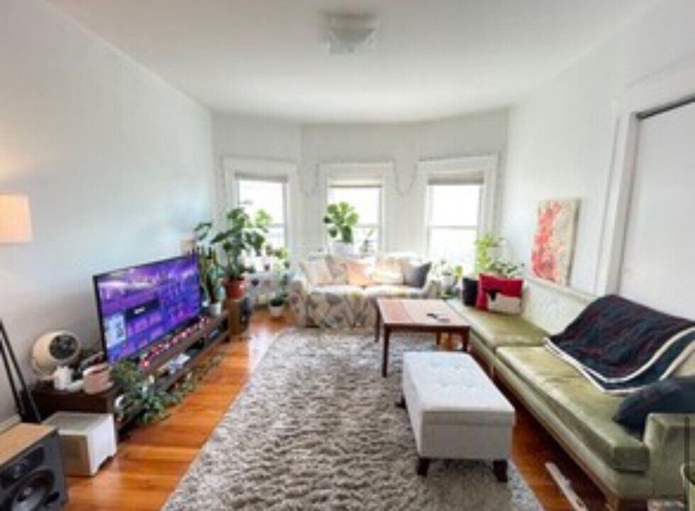 9 Windsor Rd, Unit 2 in Somerville, MA - Building Photo