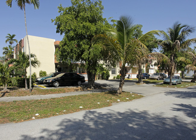 2031 NE 139 St North Miami Beach, FL 33181 in North Miami Beach, FL - Foto de edificio - Building Photo