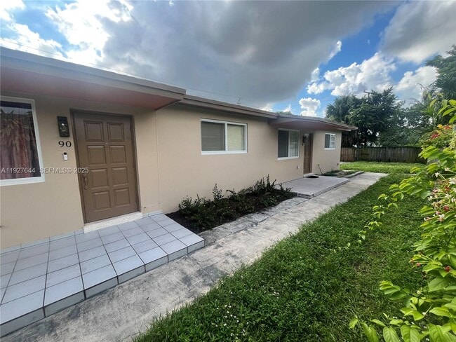 90 E 15th St in Hialeah, FL - Building Photo - Building Photo