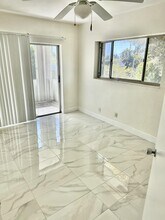 2440 Lake Osborne Dr in Lake Worth Beach, FL - Building Photo - Building Photo