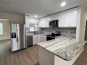 7020 Wentworth Way in New Port Richey, FL - Building Photo - Building Photo