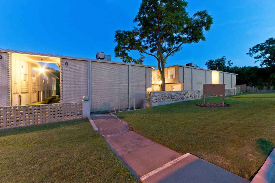 San Benito in Dallas, TX - Building Photo