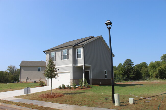 145 Red Maple Wy in Adairsville, GA - Building Photo - Building Photo