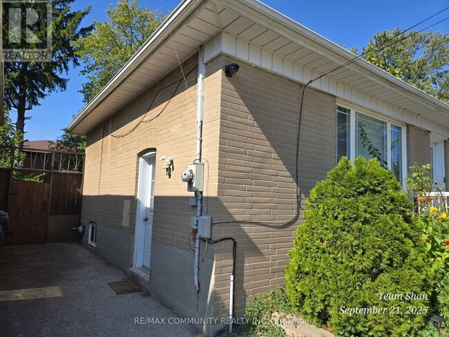 122 Kitchener Rd in Toronto, ON - Building Photo - Building Photo