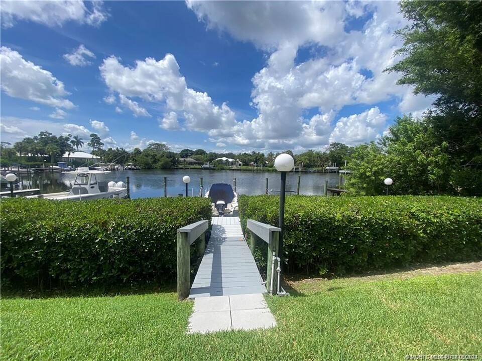 974 NW Spruce Ridge Dr in Stuart, FL - Building Photo