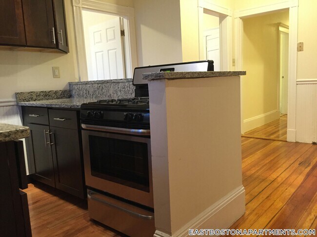 119 Lexington St, Unit 3R in Boston, MA - Building Photo - Building Photo